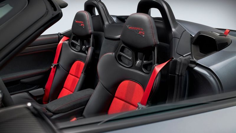 Guter Halt: Vollschalensitze aus leichtem CfK in Sichtcarbon. (Bild: Porsche)