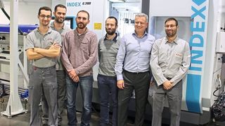 Le succès est toujours le fruit d’un travail d’équipe : la satisfaction se lit ici sur tous les visages, y compris ceux des employés.  (Index)