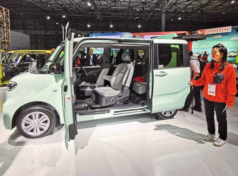 Sitz komm raus - auch in Daihatsus K-Car-Bus lassen sich die Sitze seniorenfreundlich drehen. (SP-X/Peter Weißenberg)