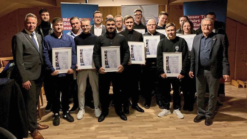 Obermeister Gerhard Kunze von der Kfz-Innung Salzgitter sprach im Vereinsraum des FC Flachstöckheim 19 Gesellen frei. Kunze lobte die Anstrengungen der jungen Kfz-Mechatroniker während ihrer dreieinhalbjährigen Ausbildung und dankte dem Prüfungsausschuss für die Unterstützung.  (Bild: Kfz-Innung Salzgitter)