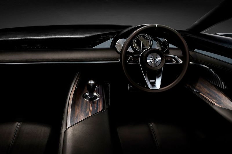 Im Innenraum des Vision Coupés hat Mazda das japanische Architekturkonzept „ma“ umgesetzt: Zwischen Komponenten wie der Instrumententafel, der Türverkleidung und der Mittelkonsole gibt es Freiraum, durch den die Luft strömen kann. Das soll den Eindruck eines Raums erzeugen, der in die gleiche Richtung fließt, in die sich das Auto bewegt. (Mazda)