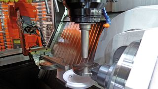 Linearmoter angetrieben: Fräsen für die Dentaltechnik. (Bild: Agie Charmilles)