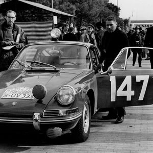 Bei der Rallye Monte Carlo 1965 sitzt Falk er als Co-Pilot neben Herbert Linge beim ersten internationalen motorsportlichen Einsatz eines Porsche 911. Die Rallye beenden sie auf Platz fünf des Gesamtklassements – als eines von nur 22 Fahrerteams, die das Ziel erreichten, von ursprünglich 237, die sich auf den Weg nach Monte Carlo gemacht hatten. (Bild:  Porsche)