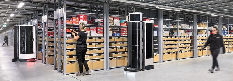 Der Roboter ist in der Lage, durch Kameras, Bildverarbeitung, Sensoren und künstliche Intelligenz seine Umwelt wahrzunehmen, richtig zu interpretieren und darauf basierend Entscheidungen zu treffen.(Bild:  Magazino, Oliver Jung)