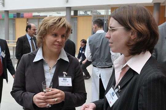 Betty van Loon (li., KVLK-Klötzing van Loon Kommunikation) und Dr. Karin Bayha (Veranstaltungsservice VAMplus). KVLK betreut das Marketing der EGA.  (Archiv: Vogel Business Media)