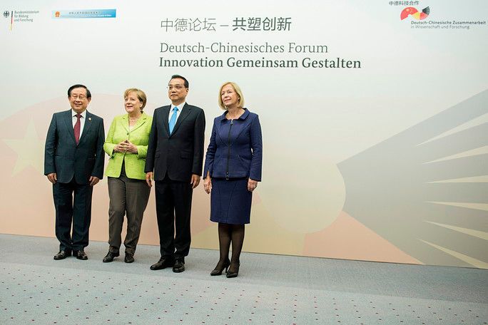 Deutschland und China wollen ihre Zusammenarbeit in Forschung und Innovation weiter vertiefen. Dies betonten Bundeskanzlerin Merkel, Bundesforschungsministerin Wanka, der chinesische Ministerpräsident Li Keqiang und Wankas chinesischer Amtskollege Wan Gang beim Deutsch-Chinesischen Forum am 1. Juni 2017 in Berlin. (BMBF/Hans-Joachim Rickel)