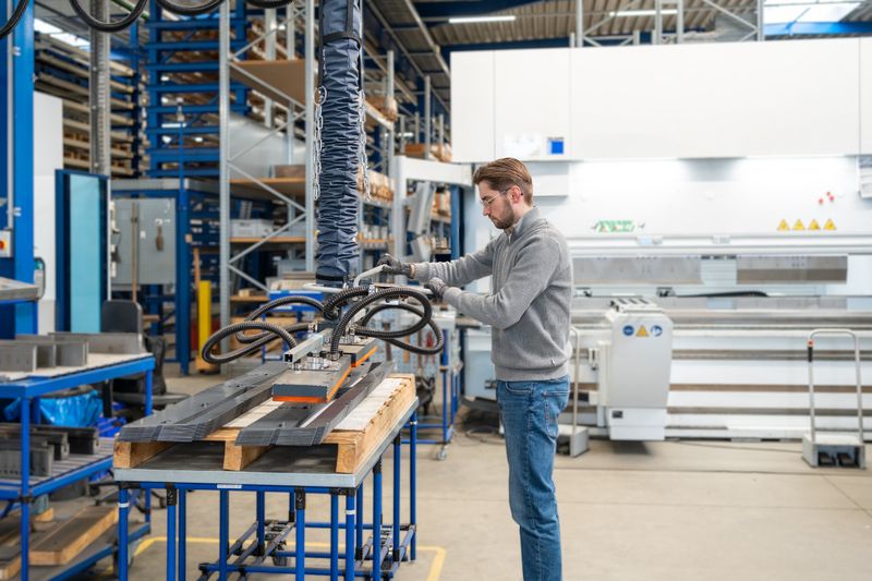 Materialschonendes Handling: Der Vakuum-Schlauchheber Lightlift unterstützt das Einlegen langer Bleche in die Abkantbank und verhindert Verformungen sowie Oberflächenschäden. (Bild: Timmer GmbH)