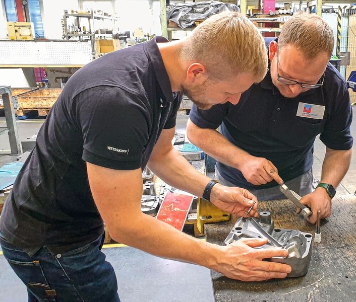 Steffen Albrecht, Leiter der Werkzeugfertigung der Umformtechnik Radebeul (rechts), und Mapal-Produktspezialist Felix Wendler mit dem Formeinsatz.   (Bild: Mapal)