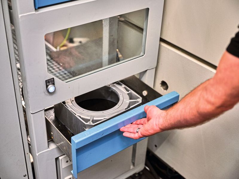 Zeigt Analyze My Workpiece/Monitor einen Wert außerhalb der definierten Grenzen, gibt ein zuvor festgelegter Algorithmus das weitere Vorgehen vor: In Bad Neustadt ist die App so programmiert, dass die Bearbeitung zu Ende läuft und der Roboter das Teil zur Begutachtung in eine Prüfschublade aussortiert. (Bild: Siemens AG)