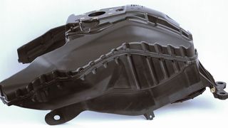 Die Tanks der Modelle F 900 R und F 900 XR von BMW Motorrad bestehen aus dem Kunststoff Durethan BC550Z 900116 DUSXBL, sagt Lanxess. Mit dem unverstärkten und schlagzäh modifizierten Polyamid 6 sind die strengen Anforderungen der US-Umweltbehörde EPA hinsichtlich Permeation problemlos erfüllbar, heißt es weiter. Außerdem könnten die komplexen Geometrien wirtschaftlich durch Spritzgießen hergestellt werden.  (BMW Motorrad)