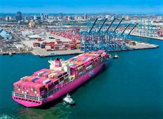 Die Unternehmen der Welt leiden unter Lieferengpässen, mit bisher nie dagewesenem Ausmaß. Um das Problem zu entschärfen, geht der Hafen in Los Angeles jetzt in den Dauerbetrieb, wie die dpa meldet. Der Hafen von Long Beach (Bild) ist schon in diesem Modus.(Bild:  dpa)