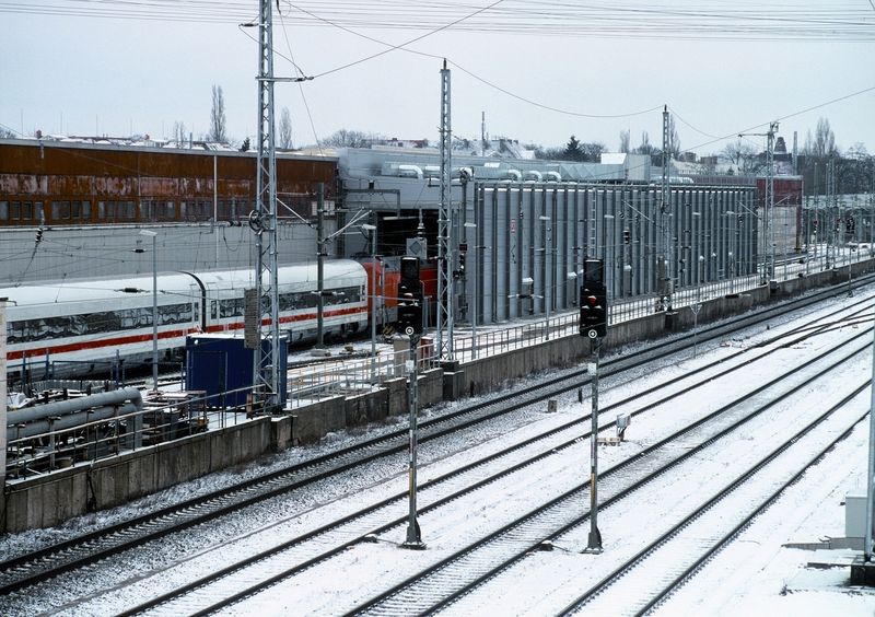 2 Ein Zugverband  ... fährt in die Waschhalle der Deutschen Bahn in Berlin-Rummelsburg ein. (Archiv: Vogel Business Media)