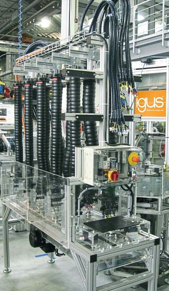 Im 2750 m² großen Testlabor werden Leitungen umfangreich mit 2 Milliarden Testzyklen pro Jahr getestet. Aufgrund der umfangreichen Testreihen ist Igus in der Lage, eine 36monatige Garantie auf alle Leitungen zu geben und dem Anwender damit hohe Sicherheit zu gewährleisten.  (Igus GmbH)