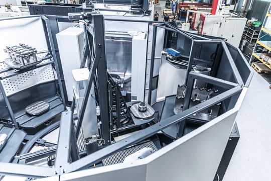 Der flexible Heller-Rundspeicher kann sowohl 630 x 630 mm als auch 800 x 800 mm grosse Paletten lagern und verarbeiten – sogar im Mischbetrieb. Das macht die gesamte Fertigungsanlage besonders flexibel.(Bild:  Heller)