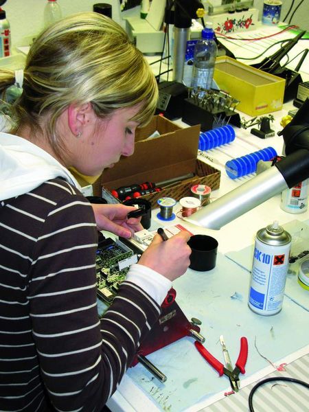 Allesamt Experten ihres Fachs: Sensible Frauenhände sorgen dafür, dass einzelne Bauteile auf Platinen korrekt ein- und ausgelötet werden.  (Foto: Dominsky)
