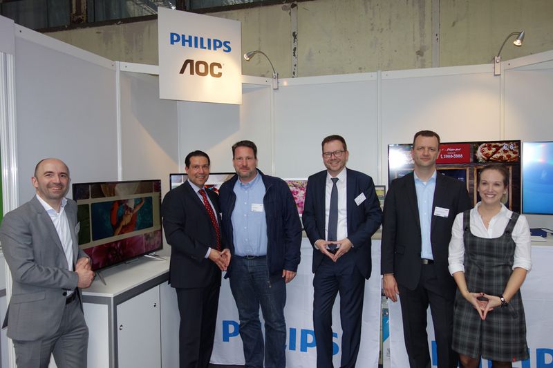 Die Kanzler-Pose haben einige sehr gut drauf, das Philips Team mit (3. v. l.) Christian Kordt, pixelprofil, und Diana-Maria Brose, ViewSonic. (Bild: IT-BUSINESS)