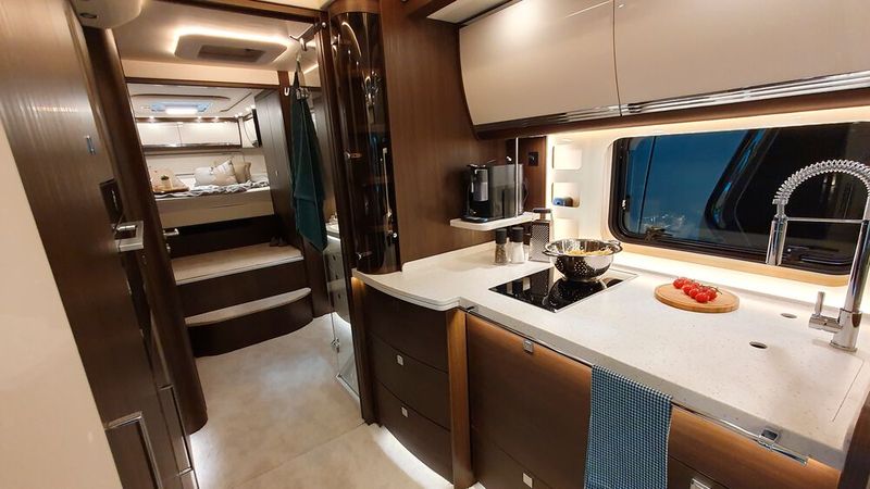 ... egal ob Küche oder Schlafzimmer. So gibt es hier unter anderem eine Spülmaschine, einen großen Kühlschrank und die wichtigsten Funktionen, beispielsweise das Licht, lassen sich per App oder Sprachbefehl steuern. (Bild: Mauritz – VCG)