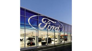 Für die Passanten und vorbeifahrenden Autofahrer ist der neue Ford-Store ein echter Blickfang. Auffällig ist die Ford-Pflaume auf der blauen Fensterfront. (R&S)
