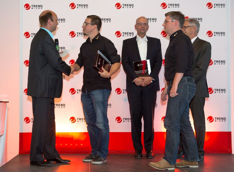 Cloud Security Shooting Star 2014: Teamix GmbH (Benjamin Ulsamer, Senior Consultant / Trainer, Teamix GmbH, Michael Streeb, Bereichsleiter Technik, teamix GmbH; verliehen durch Kay Bandemer, Manager Technical Consulting, Trend Micro). (Bild: Trend Micro)