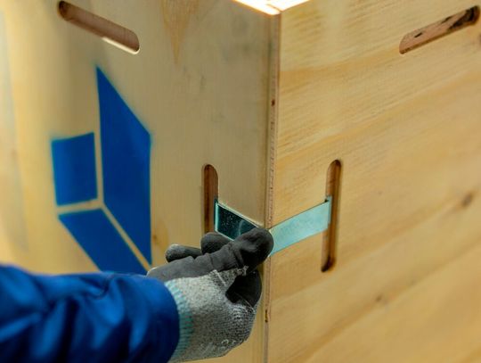 Mit der Idee, Industriegüter-Verpackungskisten per Clip auf- und wieder abzubauen, hat das britische Unternehmen Crocodile Packaging vor 20 Jahren einen großen Schritt in Richtung Nachhaltige Verpackungen gemacht. Die Duisport-Gruppe übernimmt Crocodile nun ...(Bild:  Crocodile Packaging)