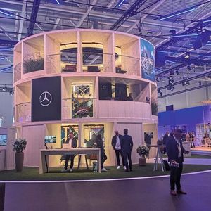 Der Daimler-Stand: Daimler Truck nimmt auf der IAA nahezu eine komplette Halle ein.(Bild:  Simon / VCG)