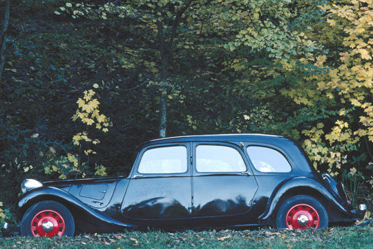 Ganovenliebe: Der Citroën Traction Avant (1934 - 1957) war in zahlreichen Spielfilmen als „Gangsterlimousine“ im Einsatz. (Citroën)