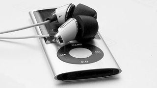 MP3-Player: Der mp3-Audiocodec schrumpft unkomprimierte Audiodaten nahezu ohne Klangverlust auf rund ein Zehntel ihrer ursprünglichen Größe, Erst diese Innovation ermöglichte die Konstruktion portabler Musikabspielgeräte, die tausende Titel speichern und spielen konnten. Zudem legte das Format das Fundament für das Streaming von Musik- und später Videoinhalten über das Internet. Initiiert wurde die Audiokompressionstechnik durch Prof. Dieter Seitzer, der heute 90 Jahre alt wird. (Bild: frei lizenziert)