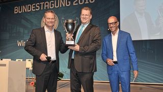 Völlig unabhängig vom Kalligraphen ging ein weiterer Ehrenpreis für wirkungsvolle Pressearbeit im Kfz-Gewerbe an Carsten Beuß (Mitte), Hauptgeschäftsführer des Landesverbands Baden-Württemberg. ZDK-Vorstand Arne Joswig (li.) und Moderator Michael Förster gratulierten.  (Bild: Zietz/»kfz-betrieb«)