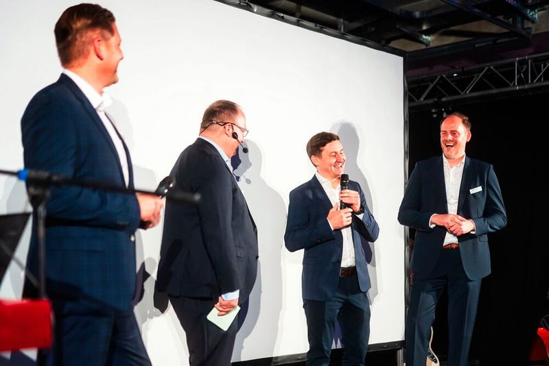 Auch Christian Weingärtner (2. v. r.), Managing Director von Ford in der DACH-Region, nahm an der Eröffnungsfeier des neuen Ford-Betriebs teil. (Bild: Schröder Team)