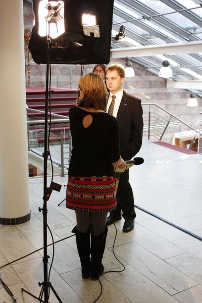 PROCESS WebTV Team, Anna Stelzenmüller im Interview mit Herrn Kraus von der BASF. (Bild: PROCESS/Röhm)
