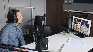 „In vielen europäischen Chemieanlagen sinkt die Arbeitsproduktivität seit über einem Jahrzehnt – nicht nur wegen steigender Energiepreise, sondern auch durch alternde Belegschaften, unzureichende Digitalisierung und wachsende Dokumentationspflichten”, erklärt Christoph Rosenthal, Technical Solution Consultant, bei Hexagon (per Videokonferenz zugeschaltet) im Podcast PROCESS-Redakteur Stephan Dominik (li.). (Bild: PROCESS/Wühr)