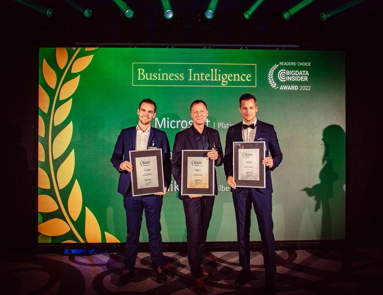 Kategorie Business Intelligence: Den Preis in Silber nimmt Mathias Strobl für QlikTech entgegen (rechts im Bild). Gold geht an Tableau, vertreten durch Christian Schuetz in der Mitte. Über Platin freut sich Horst Urlberger von Microsoft. (Bild: krassevideos.de / VIT)