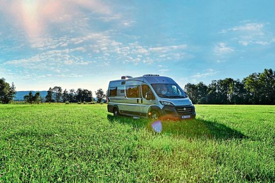 Wohnmobilurlaub liegt im Trend, doch bitte mit vollem Komfort. Eine Klimaanlage gehört für immer mehr Caravanfreunde heute dazu.(Bild:  Truma)