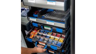 Label für Koffer und Boxen können individuell und farblich nach Art oder Zugehörigkeit gekennzeichnet online beschriftet udn bestellt werden. (Sortimo)