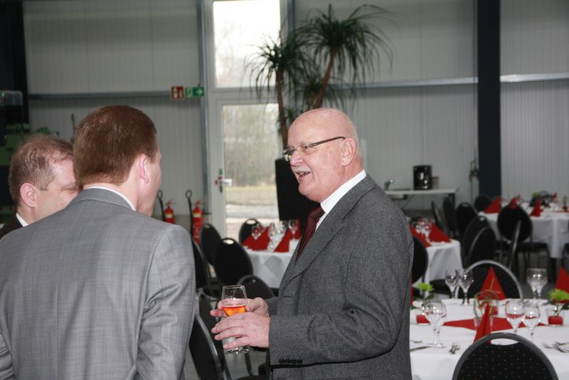 Founder Heinz Kellermann discusses company history with early guests. (Source: Culp)