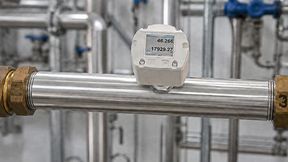 Intuitiv und präzise: Bei den Strömungssensoren von IPF sind die Minimal- und Maximalwerte des Analogausgangs beispielsweise für Druckluft bereits in Kubikmeter vorgegeben und können angepasst werden. (Bild: ipf electronic  / KI-generiert)