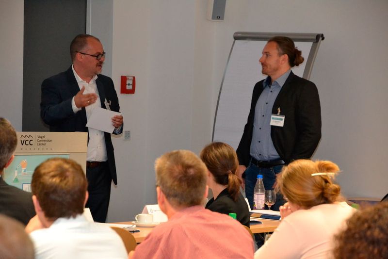 Nach den Vortägen wurde weiter diskutiert: LP-Chefredakteur Marc Platthaus (l.) und Referent Dr. Björn Fischer. (Ottleben/LABORPRAXIS)