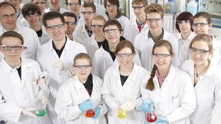 Unser Chemie-Star für Baku: Die Nachwuchs-Chemiker trainierten auf dem Weg nach Baku bei Bayer in Leverkusen. (Bild: Bayer)