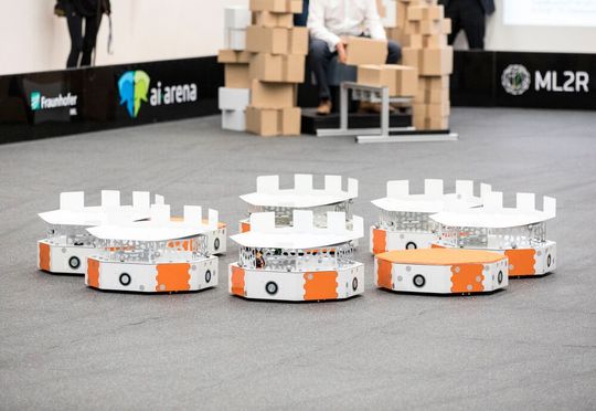 Schwarmintelligenz für die Logistik. Der einzelne Loadrunner ist für Lasten bis 30 Kilogramm ausgelegt, die er allein transportieren und sortieren kann. Im KI-basierten Schwarm leistet das vom Fraunhofer-IML in Dortmund entwickelte Robotersystem noch mehr. Darauf setzt jetzt die Kion-Group. Schwarmintelligenz für die Logistik. Der einzelne Loadrunner ist für Lasten bis 30 Kilogramm ausgelegt, die er allein transportieren und sortieren kann. Im KI-basierten Schwarm leistet das vom Fraunhofer-IML in Dortmund entwickelte Robotersystem noch mehr. Darauf setzt jetzt die Kion-Group.