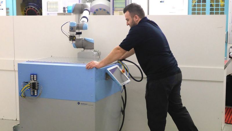 Auf dem Weg zum nächsten Einsatzort: Flexibel einsetzbar sind die Handhabungsroboter. (UR/Bachmann engineering)