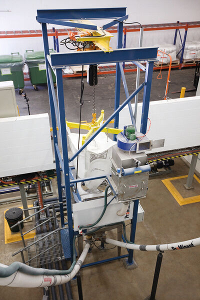 Fig. 4: The Bag-Vac dust collector, on right of discharger frame, prevents any dusting during bag loading and removal and collapsing of empty bags. (Picture: Flexicon (Europe) Ltd.)