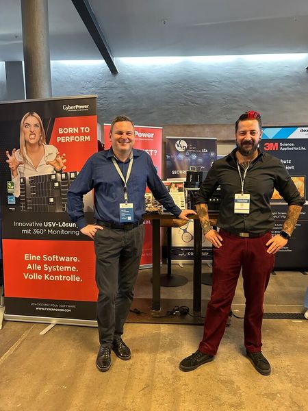 Für Api und Cyberpower waren unter anderem Jens Richter-Bahnen (Api, l.) und Fabian Maurer (Cyberpower Systems) im Einsatz.  (Bild: Vogel IT-Medien)