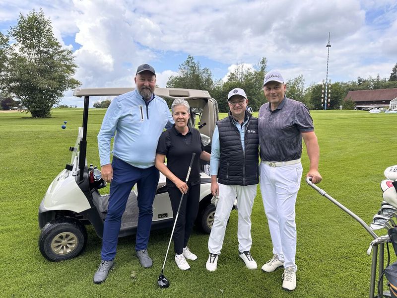 (v. l.) Achim Enders, Daniela Reichel und Kristian Behrens (EW Services) mit Thilo Amann (IT-Power) (Bild: VOGEL IT-MEDIEN)