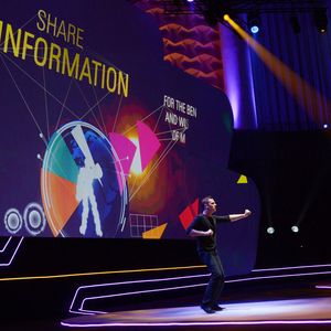 Das Thema der Cebit 2013 lautet „Shareconomy“: Daten und Wissen teilen, aber auch Dinge gemeinsam gebrauchen – die Symbiose von Internet mit Carsharing & Co. als Ausdruck einer weiterentwickelten Gesellschaft.