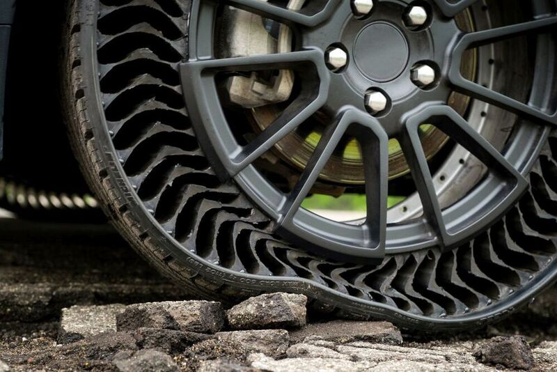 Michelin hat gemeinsam mit General Motors zehn Jahre Forschung in den luftlosen Pkw-Reifen Uptis (Unique Punctureproof Tire System) investiert und 15 Patente angemeldet. Laut Michelin besteht der extrem leichte seriennahe Prototyp aus einer fest verbundenen Einheit aus Aluminium, Kompositmaterialien und Gummilauffläche. (GM)