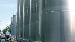 Wägetechnik (kleines Bild) ist ein elementarer Bestandteil heutiger Silokonstruktionen. 
Bereits seit Juli 2014 gilt für Silos eine besonders sicherheitsrelevante europäische Norm. 
Die wenigsten Unternehmen sind sich dieser tragenden Verantwortung bewusst.  (Bilder: Sartorius Intec)