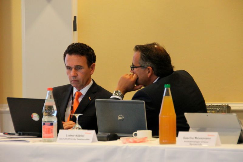 Die beiden Geschäftsführenden Gesellschafter und Firmeninhaber Gebhard und Lothar Kübler (von links nach rechts) tauschen sich auf der Pressekonferenz im Schwarzwald aus. (Karin Pfeiffer)