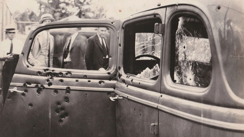 Dieses FBI-Foto zeigt den von Kugeln durchsiebten Ford Deluxe Fordor von Bonnie und Clyde direkt nach dem Hinterhalt. Heute steht das Auto in Whiskey Pete's Hotel and Casino in Primm, Nevada. (Bild: gemeinfrei)