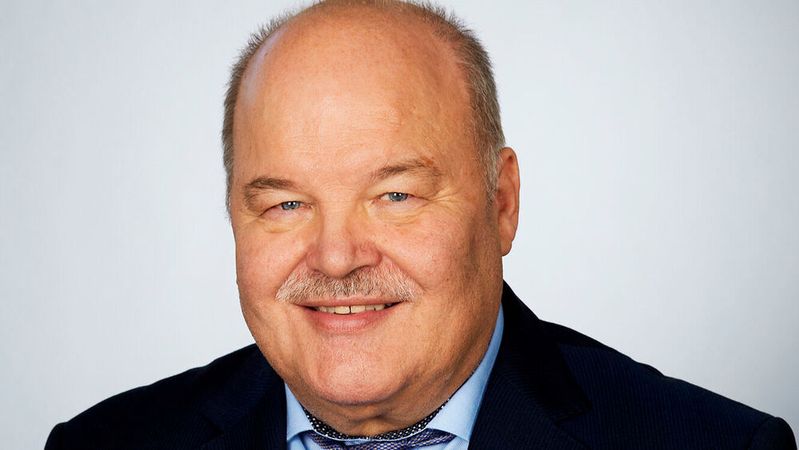 Die Bundesregierung habe mit ihrem Entlastungspaket die kleinen und mittelständischen Betriebe unberücksichtigt gelassen. Die einseitige Förderung der E-Mobiität passe zudem nicht zur Energiekrise, meint Albert Vetterl, Präsident und Landesinnungsmeister des Kraftfahrzeuggewerbes Bayern.(Bild:  Kfz-Gewerbe Bayern)