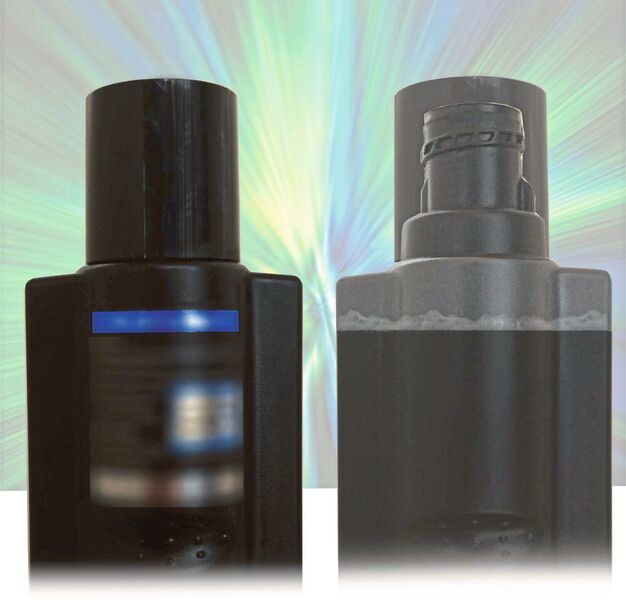 Shampoo-Flasche links: normale Kameraaufnahme.
Shampoo-Flasche rechts: aufgenommen mit SWIR-Kamera – Inhalte sichtbar unter Deckel und in der Flasche. (Fabrimex Systems)